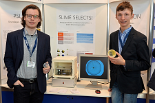 1. Platz im Fachgebiet Biologie: Die 17-jährigen Schüler Tobias Henke und Henrik Feuersänger (links) vom Alten Gymnasium 