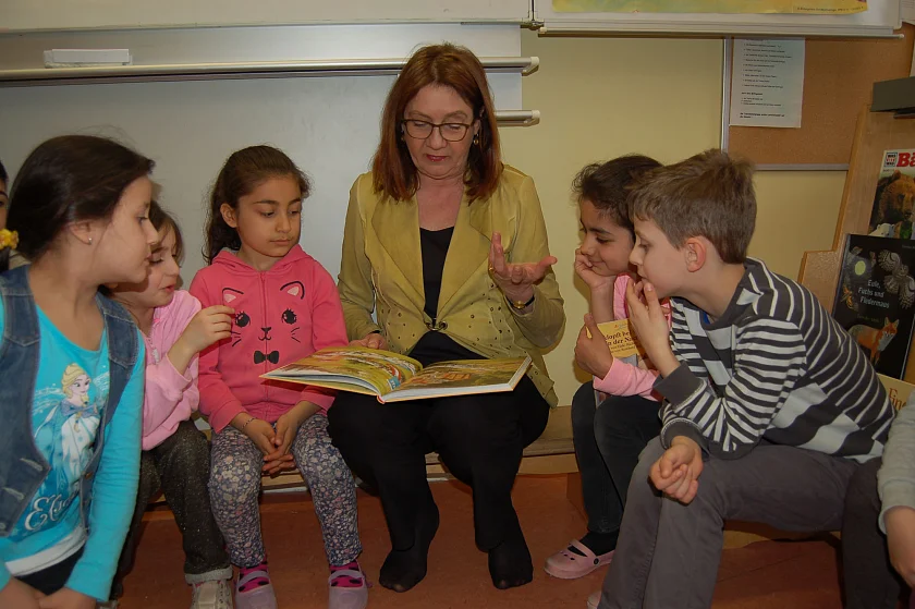 Ob das wohl gut geht? Gespannt hören die Zweitklässler ihrer Lesepatin Karoline Linnert zu, die die Geschichte einer abenteuerlichen Zugfahrt vorliest.