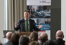 Umweltsenator Lohse begrüßte beim Jahresempfang der Bremer Umweltpartnerschaft gleich vier neue Mitglieder und zeichnete die zwei ersten Klimaschutzbetriebe 2017 aus