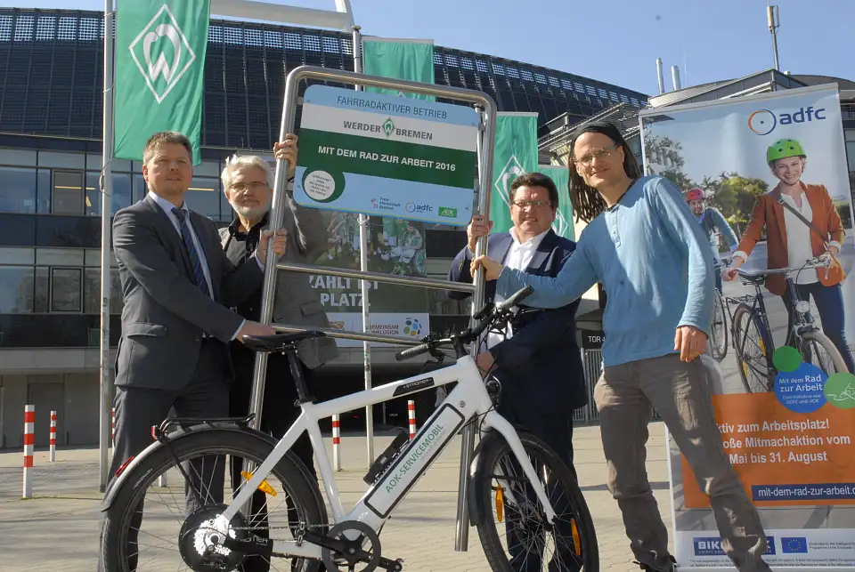 SV Werder Bremen erhält Auszeichnung für fahrradaktives Engagement. (vlnr): Senator Joachim Lohse, Olaf Woggan (AOK Bremen/Bremerhaven),  Dr. Hubertus Hess-Grunewald (SV Werder Bremen), Tobias Wolf (ADFC Bremen)