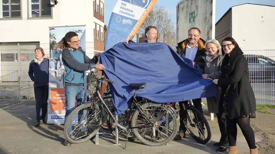 Die Fun Factory GmbH wurde als Fahrradaktiver Betrieb 2016 ausgezeichnet: (vlnr): Tobias Wolf (ADFC Bremen), Jörg Twiefel (Aok Bremen/Bremerhaven), Dirk Bauer (Geschäftsführer FunFactory), Staatsrätin Gabriele Friderich, Lisa Thietges (Grafikdesignerin FunFactory)