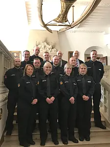 Die Absolventinnen und Absolventen der Ausbildung für den allgemeinen Vollzugsdienst 