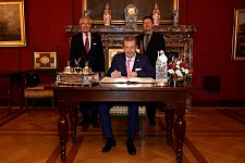 Senator Lohse und Botschafter Dr. Ranko Vuja&cacute;i&cacute; beim Eintrag ins Goldene Buch 