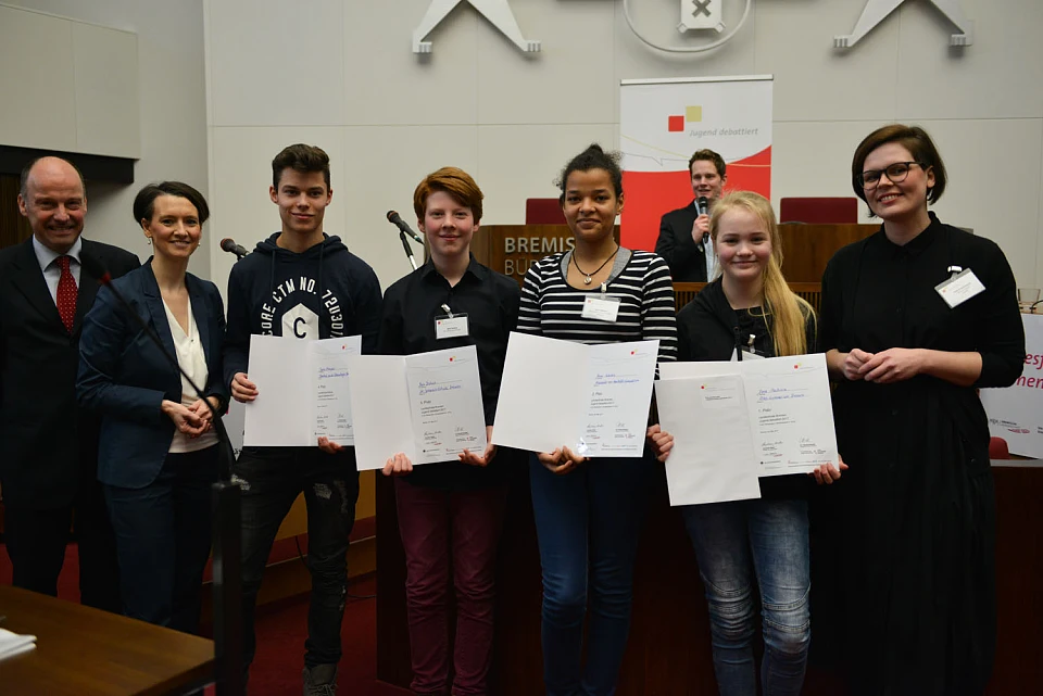(v.l.): Frank J. Weise, Claudia Bogedan mit den Gewinnern Ben Bukes, Tjarke Stoepper,  Zora Machura, Anni Kienke und Felicia Reinstädt von Bremen Next
