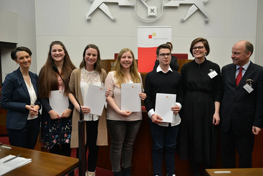 Senatorin Bogedan gratuliert den Finalisten und Gewinnern (v.l.): Lisa Krajczyk, Charlott Hallier, Thessa König und Dennis Beltchikov