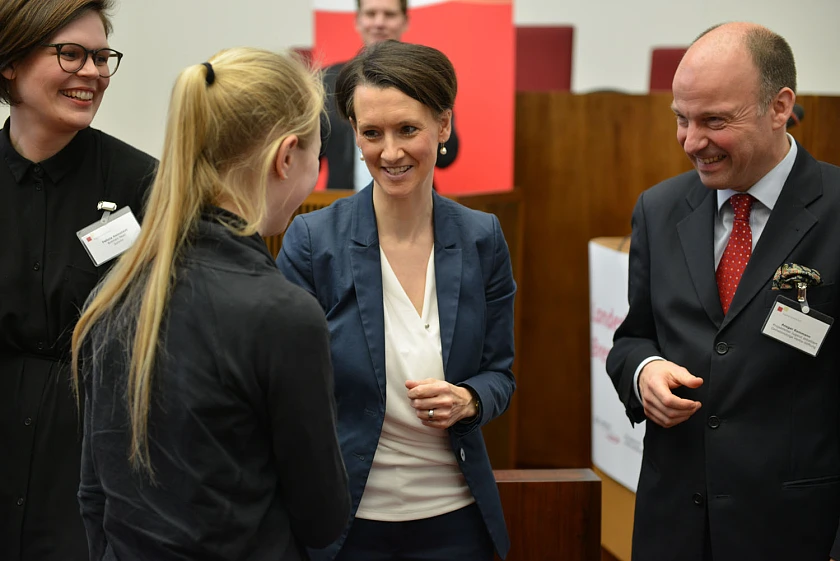 Claudia Bogedan gratuliert der Siegerin Zora Machura