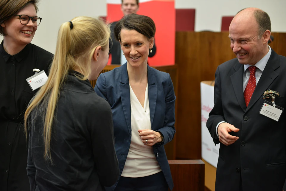 Claudia Bogedan gratuliert der Siegerin Zora Machura