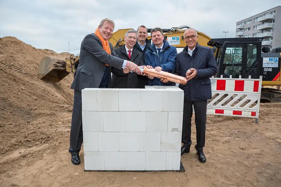 Baustart von 200 Wohnungen in der Überseestadt: GEWOBA-Vorstandsvorsitzender, Peter Stubbe, Bürgermeister, Dr. Carsten Sieling, geschäftsführender Gesellschafter von Justus Grosse, Clemens Paul, Bau- und Umweltsenator, Dr. Joachim Lohse und geschäftsführender Gesellschafter von Justus Grosse, Joachim Linnemann, legen den Grundstein für das Projekt „Hafenpassage“