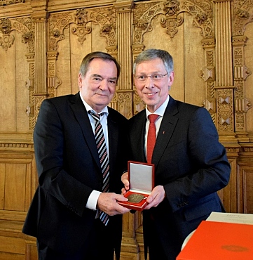 Freuen sich gemeinsam über die hohe Auszeichnung: Professor Hickel (li.) und Bürgermeister Sieling