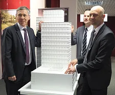 Auch das Modell des sanierten GEWOBA-Hochhauses wird im Lloydhof gezeigt