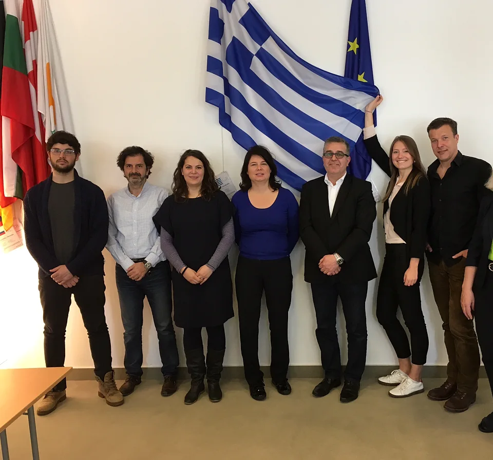 Auf dem Foto sind zu sehen (v.l.n.r): Francesco Scardaccione, Emanouil Karagiannidis und Sofia Leonidakis, Brücke der Solidarität Bremen – Lesbos, Staatsrätin Ulrike Hiller, Bevollmächtigte beim Bund, für Europa und Entwicklungszusammenarbeit, Recai Aytas, Bremer Rat für Integration, Kim Pöckler und Fabian Winkler, Signal of Solidarity, e.V.