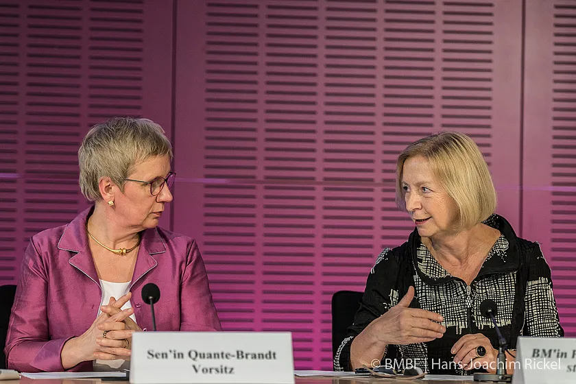 Bremens Wissenschaftssenatorin Quante-Brandt (li) und Bundesbildungsministerin Wanka präsentieren auf der Pressekonferenz die Ergebnisse der Gemeinsamen Wissenschaftskonferenz