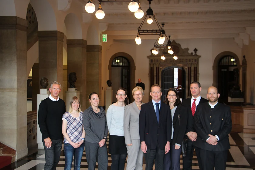 Die Überwinterer der AWI-Forschungsstation Neumayer III. Das Foto zeigt: v.l.n.r.: Sven Schnieder, Andrea Rau, Stefanie Bähler, Sissy Kütter, Senatorin Quante-Brandt, Marcus Heger, Linda Duncker, Thomas Schaefer, Stefan Schnitzler 