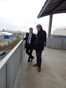 bremenports-Geschäftsführer Robert Howe (rechts) gibt André Walter, Airbus-Standortleiter, einen Überblick über die Aktivitäten im Hafen Bremerhavens