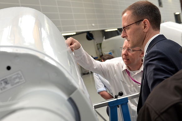 Senator Günthner erhält beim Gang durch die Airbus-Produktion genauen Einblick in die Abläufe (Foto: Airbus)