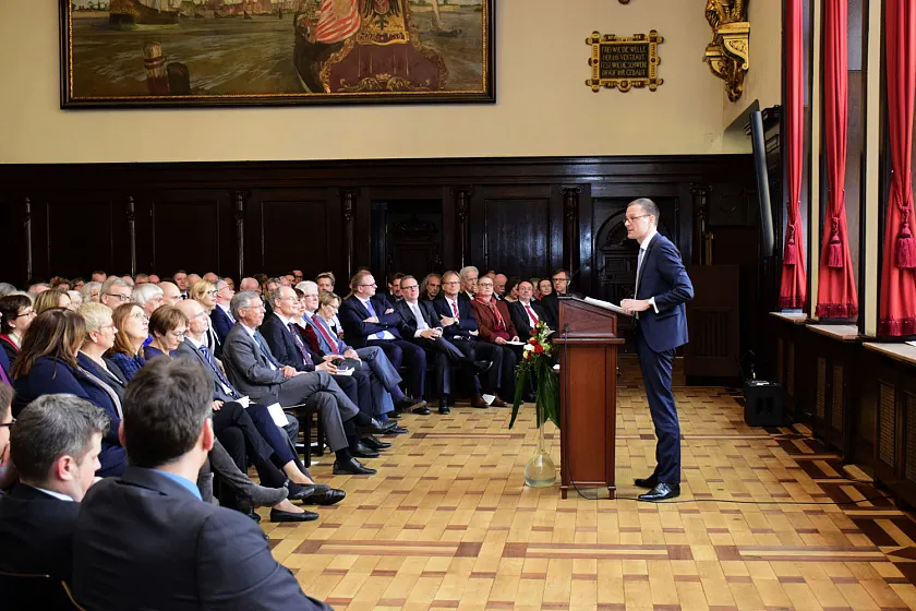 "Herausragende fachliche Erfahrung, hervorragendes Systemverständnis, absolute Verlässlichkeit, unerschütterlicher Optimismus, großes Beharrungsvermögen, Standfestigkeit, echter Vertreter Bremens, verlässlicher Förderer seiner Mitarbeiterinnen und Mitarbeiter und mit seinem siebenunddreißigjährigen Wirken prägend für die Justiz Bremens", mit diesen Worten würdigte Martin Günthner in seiner Festrede den ausscheidenden Staatsrat.