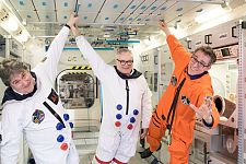 Völlig losgelöst: Kellermeister Krötz, Staatsrat Lühr und Martin Hagen (von links) in der Weltraumstation