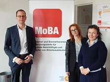 Martin Günthner, Senator für Wirtschaft, Arbeit und Häfen, eröffnete heute die Beratungsstelle für Mobile Beschäftigte. Dort beraten Ognyana Ivanova (links) und Agnieska Lason EU-Migrantinnen und –Migranten zu Fragen des Arbeitsrechts