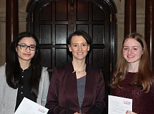 Senatorin Bogedan mit ihren beiden Nachwuchs-Senatorinnen Paula (links) und Kinza