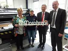 Janina Marahrens-Hashagen (li.), Silke Janicki (zuständig für den Bereich Lasergravur) und Volker Ballhausen (re., Projektentwickler bei der WFB für den Standort Bremen-Nord) zusammen mit Bürgermeister Sieling