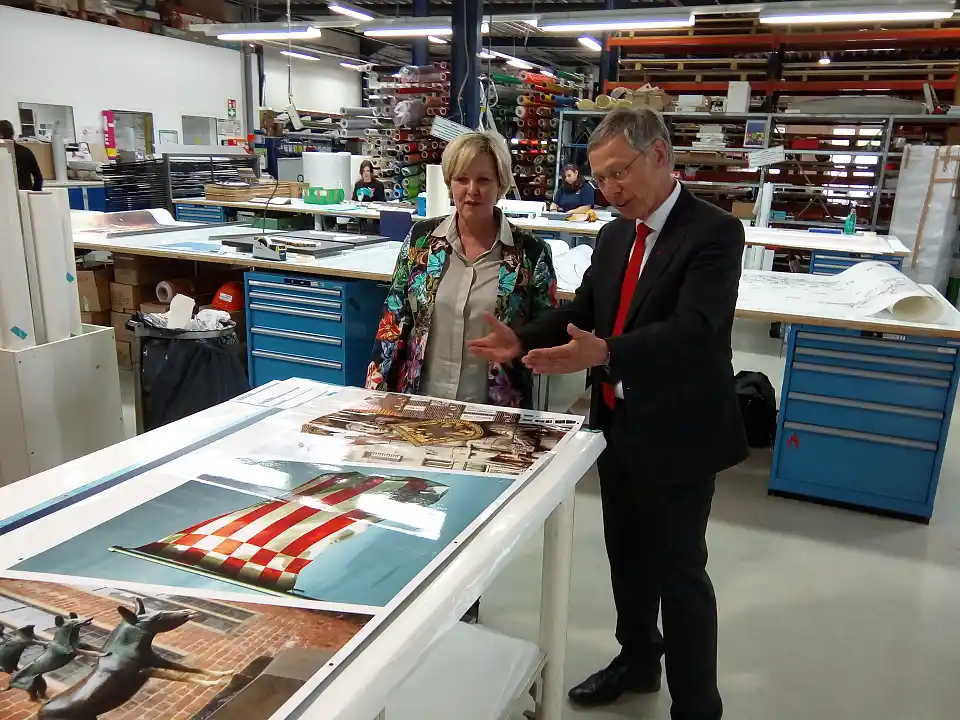 Auch Bremer Kunden lassen ihre Motive von Marahrens produzieren, zeigt Unternehmenschefiin Janina Mahrahrens-Hashagen Bürgermeister Carsten Sieling