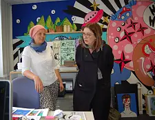 Bürgermeisterin Karoline Linnert (rechts) trifft beim Rundgang durch das „wurst case“-Gebäude die Künstlerin Tini Emde.