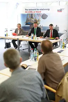 An der Pressekonferenz zur WINDFORCE 2017 nahmen teil (v.l.n.r.): Irina Lucke (Vorstandsvorsitzende WAB e.V.), Umweltsenator Joachim Lohse, Andreas Wellbrock (Geschäftsführer WAB e.V.) |Foto: WAB e.V
