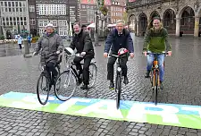 Staatsrätin Gabriele Friderich, Jörg Twiefel, Bürgermeister Carsten Sieling und Tobias Wolf starten "Mit dem Rad zur Arbeit"