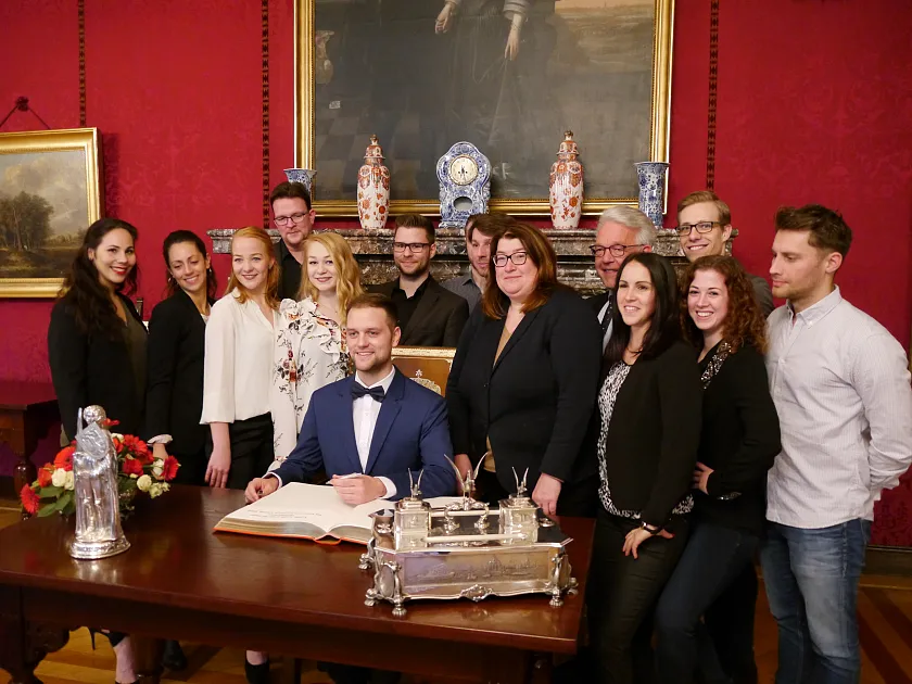 Die Tänzerinnen und Tänzer vom Grün-Gold-Club tragen sich in das Goldene Buch Bremens ein