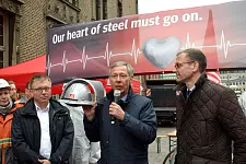Im Vorfeld des Gespräches begrüßten Bürgermeister Sieling (Mi.), Senator Günthner (re.) und Joachim Schuster (li.) eine Delegation von AMB-Beschäftigten vor dem Rathaus