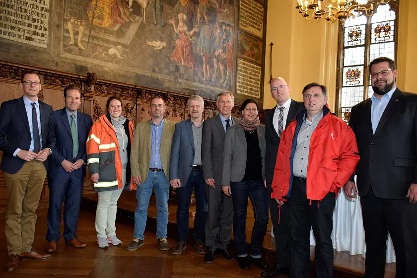 Die Teilnehmer des heutigen Spitzengesprächs im Bremer Rathaus (v.l.n.r.): Senator Martin Günthner, André Körner (Country Manager Germany AMB), Ilka Burghardt (stv. Betriebsratsvorsitzende AMB), Ralf Niemann (stv. Betriebsratsvorsitzender AMB), Meinhard Geiken (Bezirksleiter IG Metall Küste), Bürgermeister Carsten Sieling, Ute Buggeln (IG Metall Bremen), Jens Look (Vorstand AMB), Klaus Hering (Betriebsratsvorsitzender AMB) und Heiko Reese (Vorstand IG Metall, Düsseldorf)