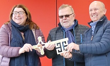 Schlüsselübergabe mit Sportsenatorin Anja Stahmann, Lüder Kleppe (Präsident des TSV Lesum-Burgdamm) und Jürgen Schimanski (Projektleiter Immobilien Bremen AöR)