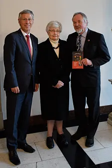 Bürgermeister Carsten Sieling, Christine Koschnick und Herausgeber Helmut Donat