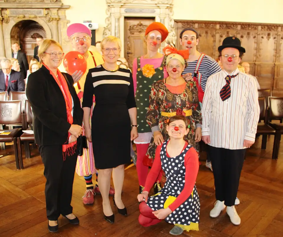 Senatorin Quante-Brandt mit den Krankenhaus-Clowns, die vornehmlich auf den Kinderstationen der Bremer Kliniken für die Patienten da sind, und Sabine Bartholomeyczik (li.), emeritierte Pflegewissenschaftlerin und heutige Festrednerin