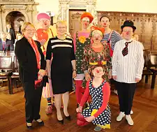 Senatorin Quante-Brandt mit den Krankenhaus-Clowns, die vornehmlich auf den Kinderstationen der Bremer Kliniken für die Patienten da sind, und Sabine Bartholomeyczik (li.), emeritierte Pflegewissenschaftlerin und heutige Festrednerin