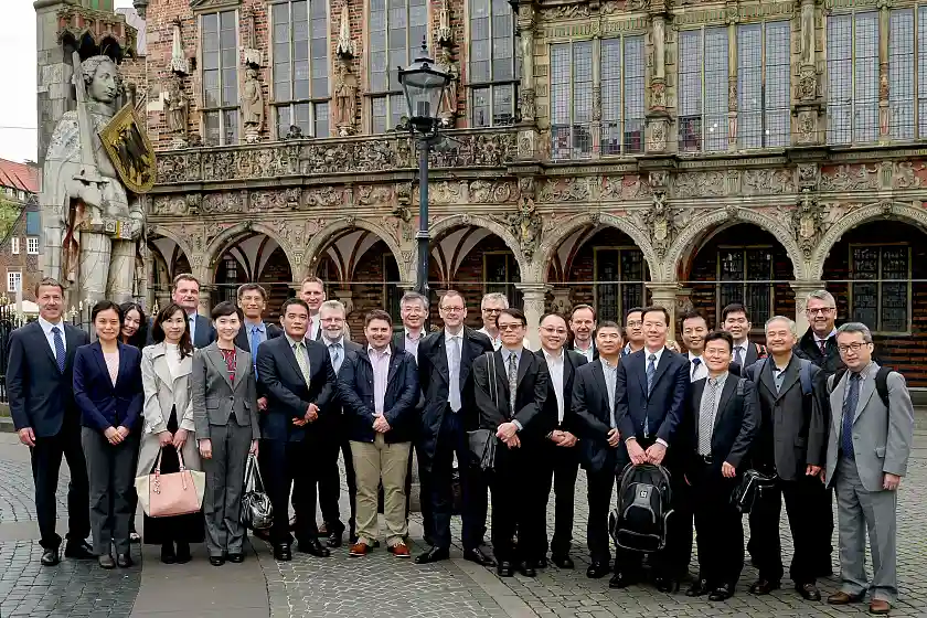 Martin Günthner, Senator für Wirtschaft, Arbeit und Häfen (mitte), begrüßt die 19-köpfige Delegation aus Taiwan, die sich bis Sonnabend zum Thema Offshore-Windenergie in Bremen und Bremerhaven informieren