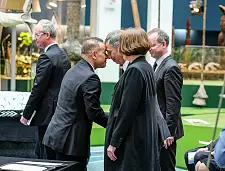 Die Beteiligten verabschieden sich mit dem "Hongi", dem traditionellen Abschiedsgruß der Maori | Foto:  Jörg Oberheide