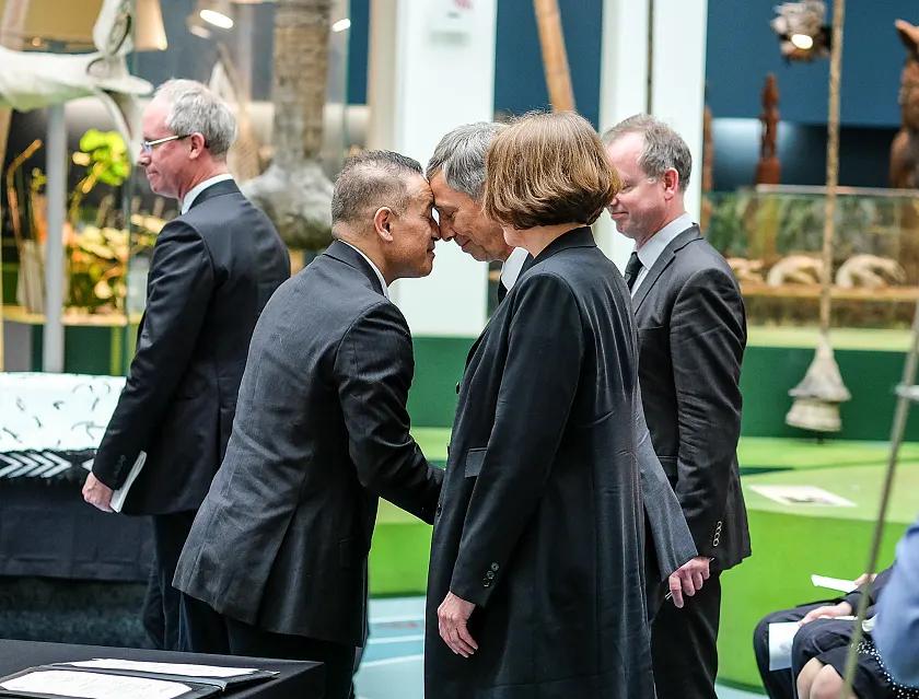 Die Beteiligten verabschieden sich mit dem "Hongi", dem traditionellen Abschiedsgruß der Maori | Foto:  Jörg Oberheide