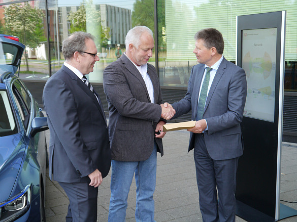Verkehrssenator Joachim Lohse (rechts im Bild) überreicht im Beisein von Wirtschaftsstaatsrat Ekkehart Siering (links im Bild) die Ausnahmegenehmigung an Projektleiter Prof. Christof Büskens