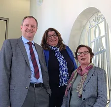 Senatorin Anja Stahmann mit Caritasdirektor Martin Böckmann und Andrea Meyer-Eltz, Einrichtungsleiterin der Caritas 