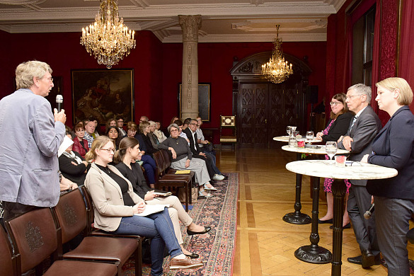 Disskussionsrunde mit Integrationsbeauftragten Silke Harth, Bürgermeister Carsten Sieling und Senatorin Anja Stahmann (von rechts)
