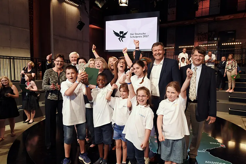 Bei der feierlichen Preisverleihung in Berlin: Die Schülerinnen und Schüler der Grundschule Borchshöhe in Bremen-Nord freuen sich über ihren Preis | Foto: Max Lautenschläger