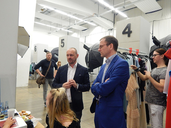 Geschäftsführer Markus Wiethe gibt Martin Günthner, Senator für Wirtschaft, Arbeit und Häfen, Einblick in die Arbeitsabläufe in Europas größtem Fashion-Fotostudio