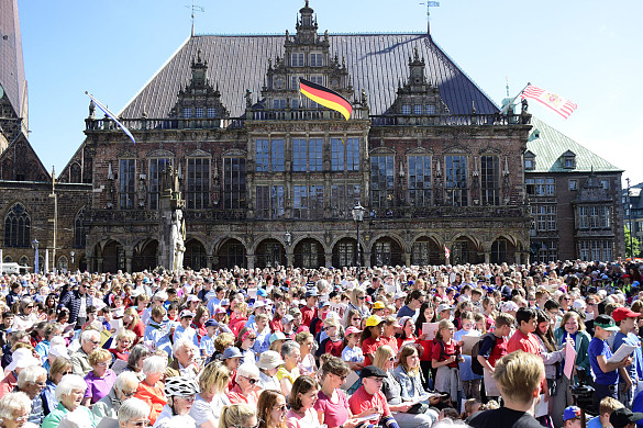 Strahlender Sonnenschein, Roland und Rathaus bilden die perfekte Kulisse für das Mitsingfest "Bremen so frei" 