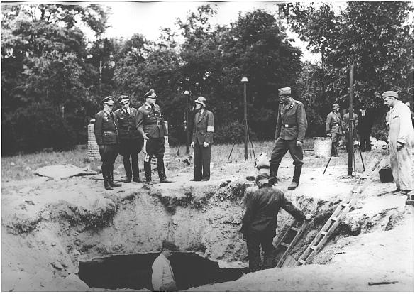 122. Luftangriff auf Bremen am 13. Juni 1943, Luftschutzbunker Hermannstraße. General Wolff besichtigt die Schadensstelle.
