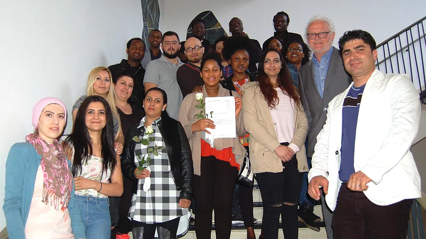 Holger Wendel (zweiter von rechts) mit den stolzen Auszubildenden