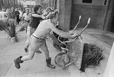 Hände weg vom Hollerland: Gerold Janssen in Aktion, Protest gegen Bebauungspläne, August 1985 | Foto: Jochen Stoss