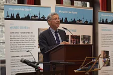 Bürgermeister Carsten Sieling begrüßt die Jugendlichen im Festsaal