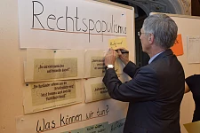 Was kann man gegen Rechtspopulismus tun? Diese Frage beantwortete auch Bürgermeister Sieling.