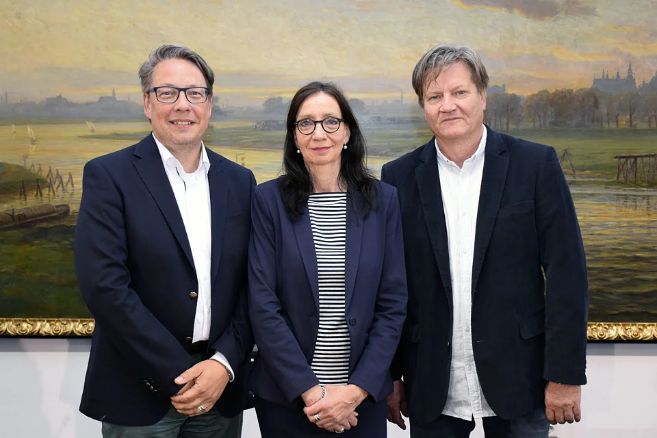 Marko Letonja (r.) wurde heute im Rathaus von Staatsrätin Carmen Emigholz und Christian Kötter-Lixfeld als neuer GMD der Bremer Philharmoniker vorgestellt